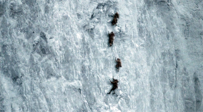 Salto base, vol I || Guardia de la Noche Los-salvajes-escalando-el-Muro