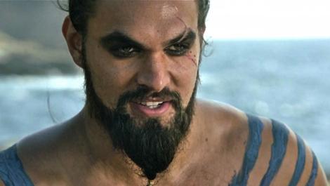 Jason Momoa (Khal Drogo) jugando al «Calienta-Manos» con su mánager