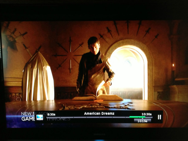 SPOILER 4T: Jaime Lannister con su mano de oro consulta el Libro Blanco