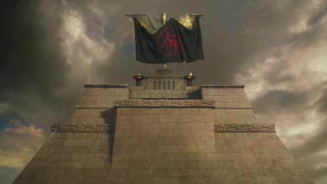 The-Targaryen-flag-draped-over-the-arms-of-the-Harpy-of-Meereen