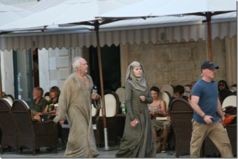 Jonathan Pryce como el Gorrión Supremo.