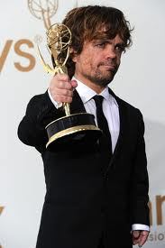 Peter Dinklage con su Globo de Oro (2011)