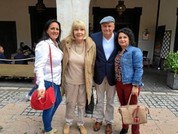 149227_92792_Diana-Rigg-y-Conleth-Hill-ayer-con-Pilar-y-Vanina-_G-1 (1)