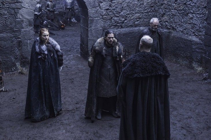 Sophie Turner como Sansa Stark, Kit Harington como Jon Nieve, Liam Cunningham como Davos Seaworth, Tim McInnerny como Robett Glover. HBO.