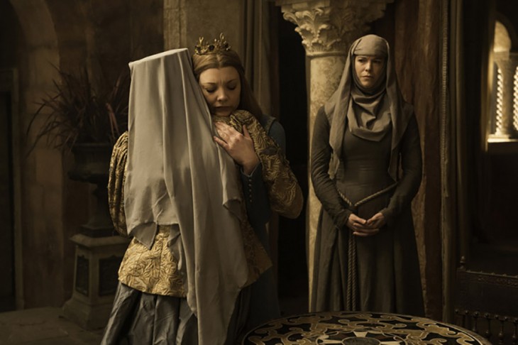 Diana Rigg como Olenna Tyrell, Natalie Dormer como Margaery Tyrell y Hannah Waddingham como Septa Unella. HBO.