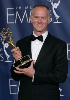 Alan Taylor con su Emmy a mejor dirección