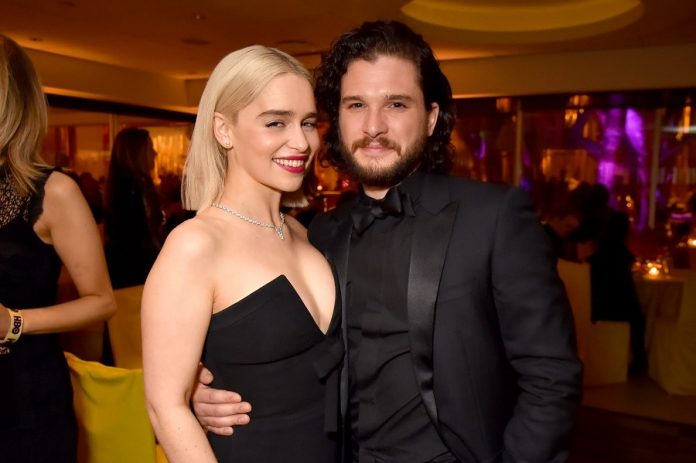 emilia-clarke-y-kit-globos-de-oro