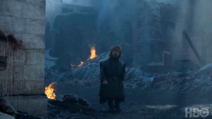 8x06-2 Tyrion observa las ruinas de Desembarco del Rey
