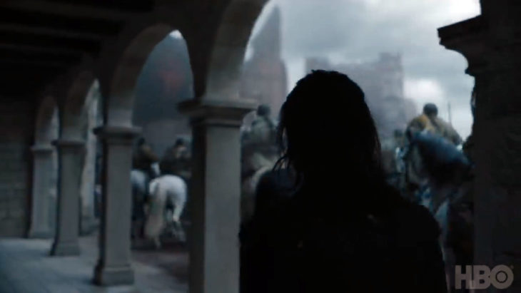 8x06-4 Arya camina entre soldados