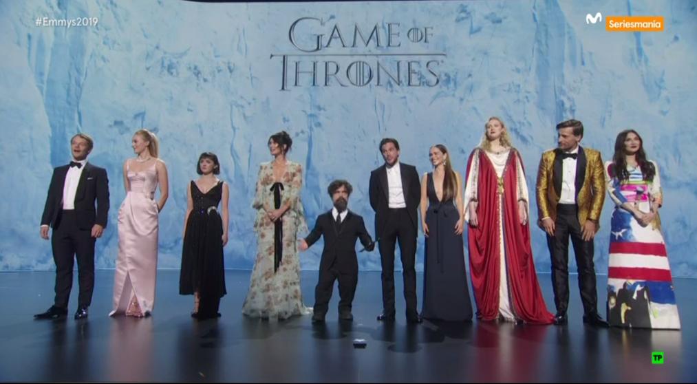 Los históricos 10 nominados de Juego de Tronos entregando un premio