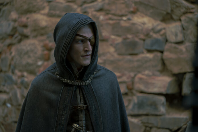 Kings-Landing-Aemond-Targaryen-Ewan-Mitchell-1x09-1