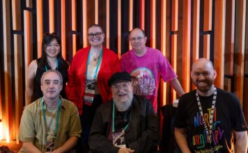 George R.R. Martin vuelve a sonreír: disfruta de la obra de teatro The Mad King y de la Worldcon 2026