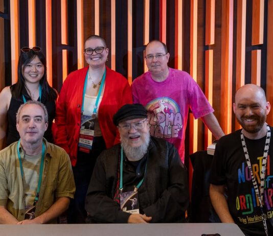 George R.R. Martin vuelve a sonreír: disfruta de la obra de teatro The Mad King y de la Worldcon 2026